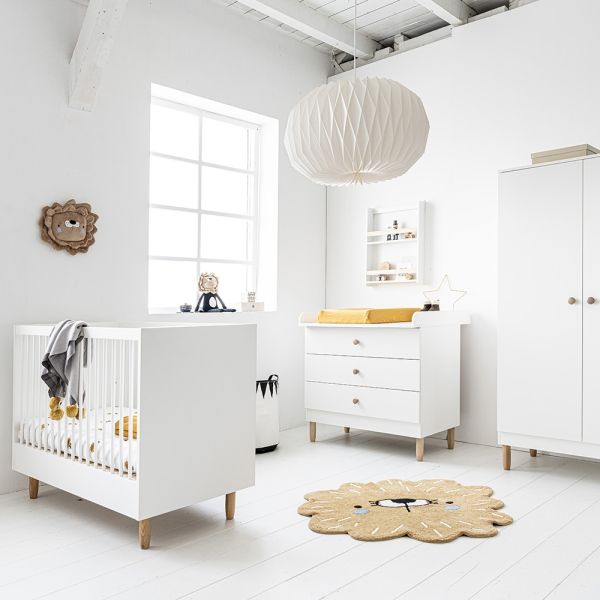 Babyzimmer mit großem Kleiderschrank aus Holz in Weiss von Petite Amélie