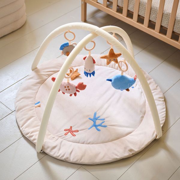 Spielbogen für Baby in Beige aus Weichstoff von Petite Amélie 