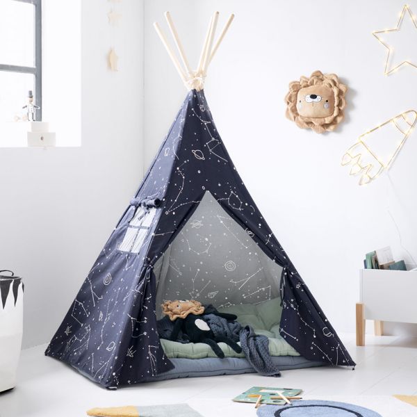 Tipi Zelt für Kinder in Blau und Schwarz mit Glow-in-the-Dark Design von Petite Amélie